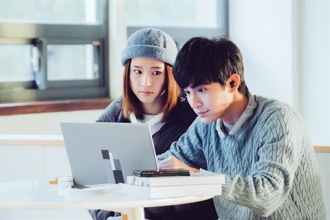 林晖闵（右）跟卢以恩在《科学少女》中的青春爱情获得观眾讚赏。（华影提供）