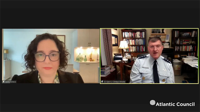 美國空軍副參謀長希諾特（右）6日出席線上會議時說，若共軍攻台，美軍將攻擊其後勤。（圖／擷取自大西洋理事會YouTube直播）