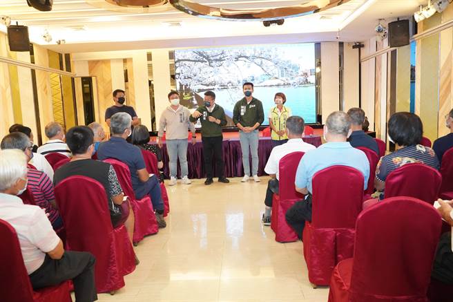 蔡其昌今天中午出席台中市养鸡协会土鸡组员大会。(陈世宗摄)