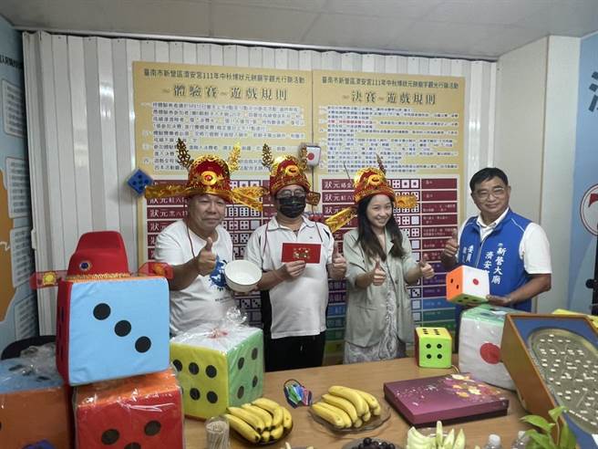 新营大庙济安宫将在10日举办「中秋博饼」活动，民眾可现场报名，有机会将最高奖金3000元及状元帽。（李俊淇摄）