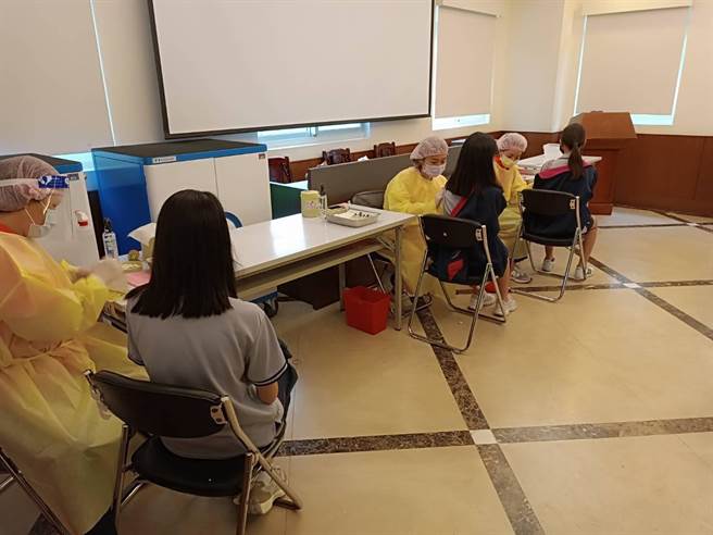 基隆市教育处自7日起，为市内1300名国二女学生施打HPV疫苗，第一波在二信中学国中部。（基隆市教育处提供／张志康基隆传真）