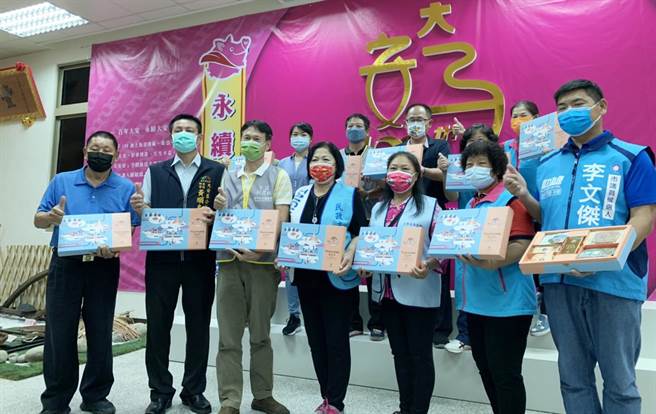 大安区农会今天假农会三楼视听室大厅，举行捐赠慰劳辖内机关及本会志工服务团队仪式。（大安区农会提供）