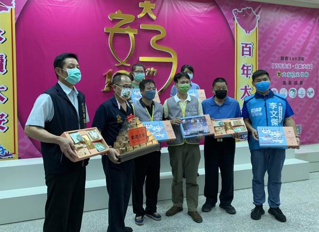 大安区农会今天假农会三楼视听室大厅，举行捐赠慰劳辖内机关及本会志工服务团队仪式。（大安区农会提供）