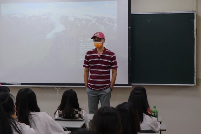 广电系主任叶基固表示，即使面对少子化，广电系招生数仍达满招。(照片/世新大学提供)