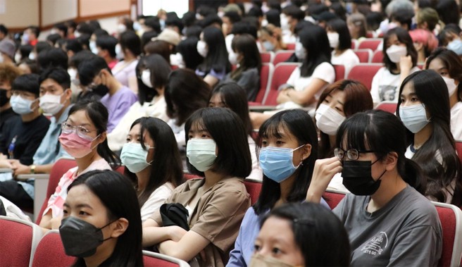 世新大学两天的新生始业式活动吸引超过一千名新生热情参与。(照片/世新大学提供)