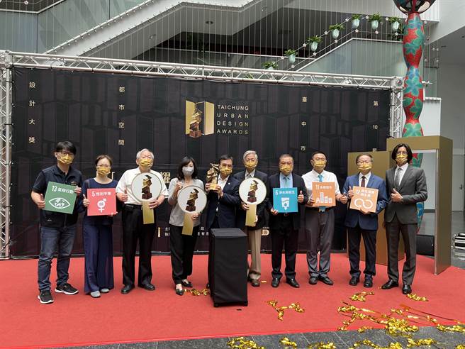 台中市政府都发局举办第十届「都市空间设计大奖」，22件入围作品即日起在市府一楼展出至21日，今天市府并举办建筑师群分享座谈会。(林欣仪摄)