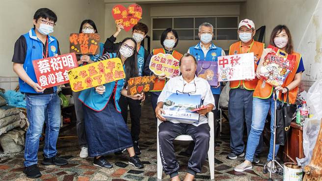 蔡衍明爱心基金会「公益青年．送爱下乡趣」秋节慰问活动，在新埔致赠5000元「旺福红包」和慰问礼品给何姓中低收入户。（罗浚滨摄）