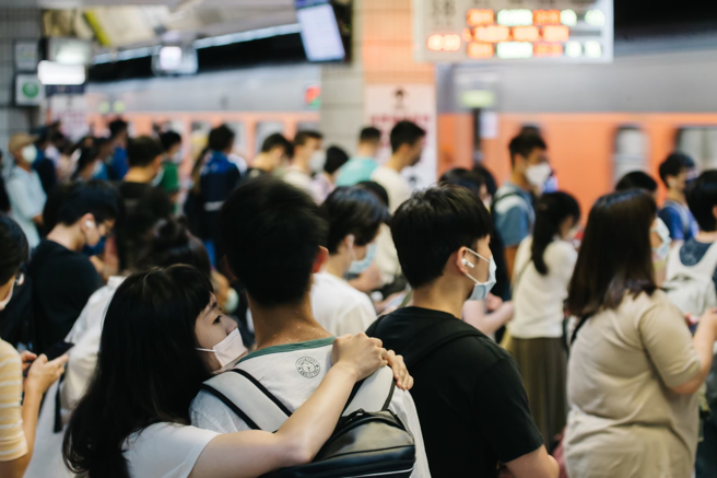 有专家预估连假后，单日确诊数可能上看5万例，指挥官王必胜表示，高峰时期的确诊个案可能介于3～6万之间，单日5万例也是有可能的。（图／示意图，记者郭吉铨摄影）