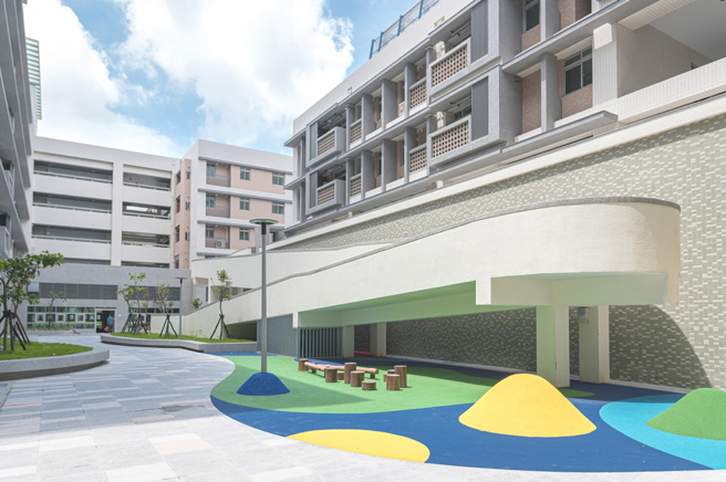 荣获2022建筑园冶奖公共建筑景观类大奖的「梧栖三民好宅」，利用建筑设计围塑内庭空间，冬季挡风，夏季引流，创造合适的临海住居样式。(图／台中市政府提供)