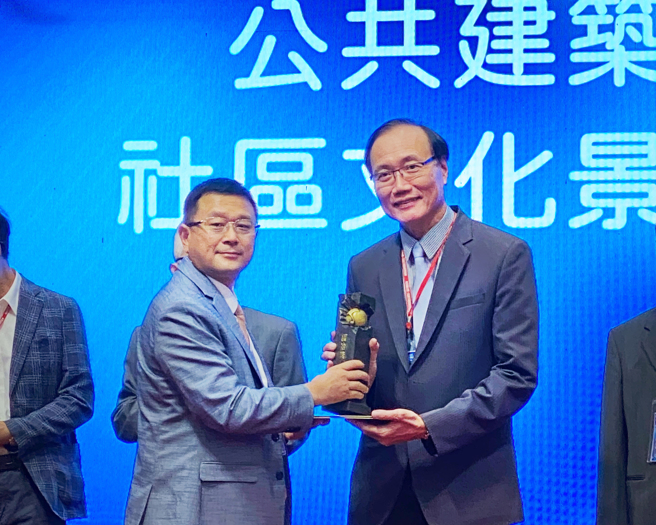 台中市政府都发局住宅处长陈全成出席「2022建筑园冶奖」颁奖典礼。(图／台中市政府提供)