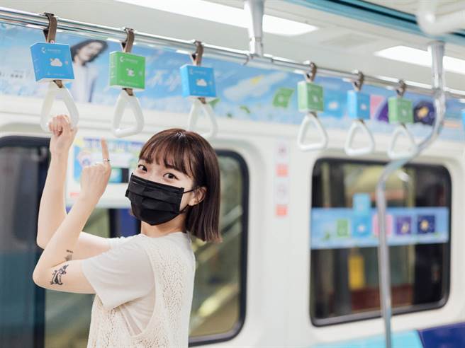 臺北捷運板南線車廂出現「涼去大使RJ阿傑」，整個車廂充滿涼感氛圍。(圖片來源：愛康涼感衛生棉)