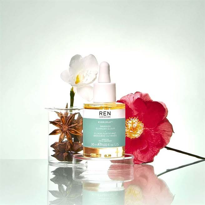 REN水嫩舒缓防御激萃油，质地轻透且延展性极佳。(图片提供10／10 HOPE)