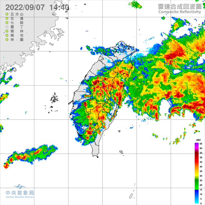 今天各地午后对流非常旺盛，气象局发布大雨特报。(翻摄自气象局)