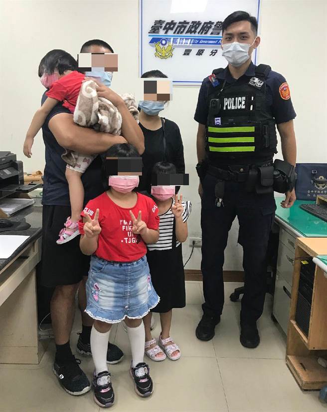 潘父带着全家人再次至派出所向康员表达由衷感谢，因有员警热心与耐心，女童才能平安返家团圆，免于发生意外。(警方提供)