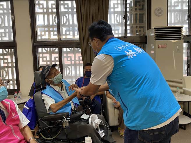 国民党新竹市长参选人林耕仁今天听取各身心障碍团体代表的建言，也提出「有爱无碍、平等尊重」友善城市政见。（林耕仁提供／陈育贤新竹传真）