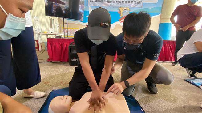 三总内湖急诊主治医生陈伯铨教导外籍渔工心肺復甦术。（读者提供／陈彩玲基隆报导）
