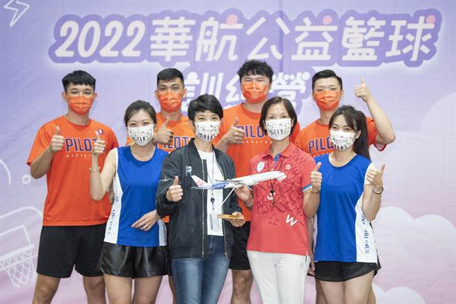 中华航空于桃园市立观音国中举办公益篮球训练营。（华航提供）
