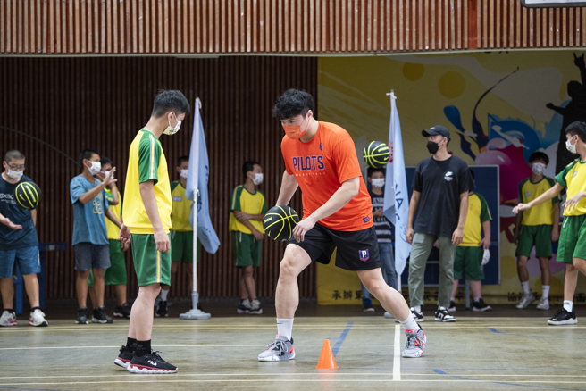 P. LEAGUE+ 桃园领航猿球星陈冠全（右）指导观音国中篮球队学生基本动作训练。（中华航空提供）