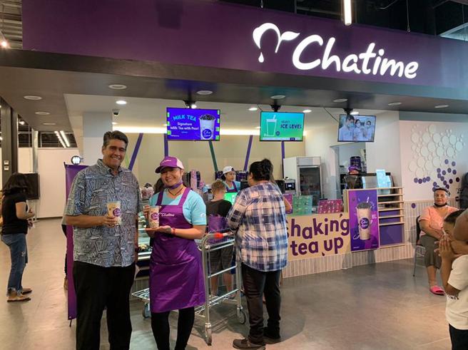 （六角国际旗下「Chatime日出茶太」携手帛琉总统家族在帛琉开出首店，帛琉总统恕惠仁前往Chatime门市祝贺开幕。图／六角国际提供）