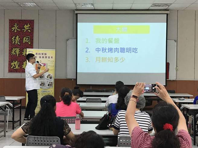 南投县社区营养推广中心营养师赖仁杰就提醒，烤肉应该避免摄取过多热量、肉类、脂肪等，可搭配青菜、玉米、皎白笋等。（赖仁杰提供／吴建辉彰化传真）