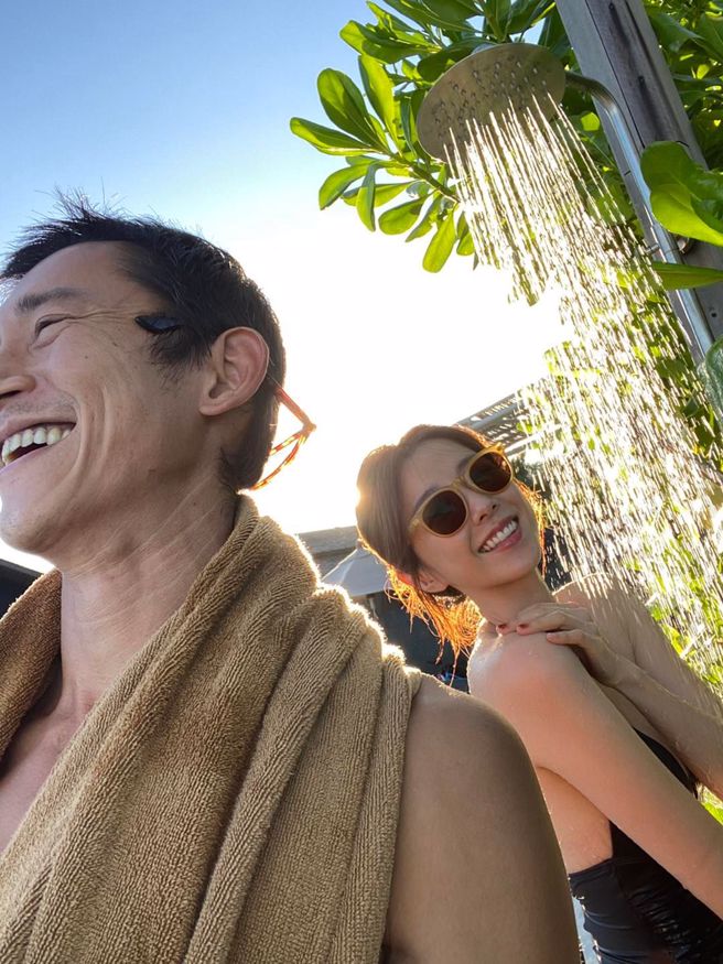 吴慷仁和邵雨薇湿身放闪的画面，闪爆12万网友。(图/吴慷仁 FB)