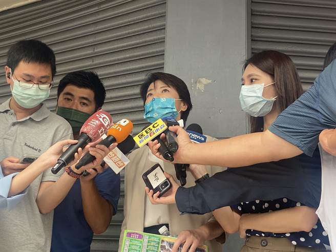 無黨籍北市參選人黃珊珊今下午前往北投區吉利街海砂屋都更座談會，會後受訪。（陳薏云攝）