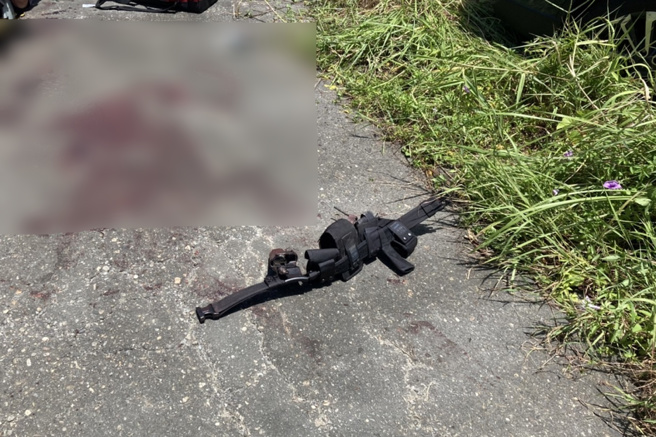 台南2名员警上月追偷车贼攻击殉职，命案现场留下大片血迹，警用装备也散落一地。（中央社提供）