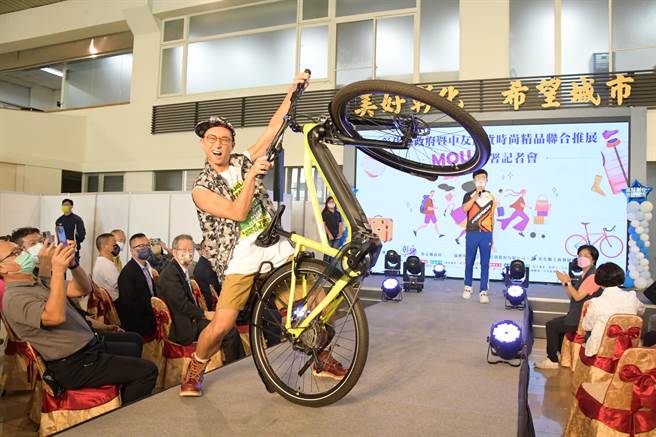 彰化县政府7日和中友百货股份有限公司共同签署合作备忘录，县内18家标竿业者即将进驻中友百货。（吴敏菁摄 ）