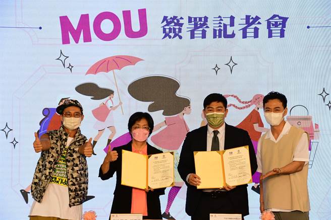 彰化县政府7日和中友百货股份有限公司共同签署合作备忘录，县内18家标竿业者即将进驻中友百货。（吴敏菁摄 ）