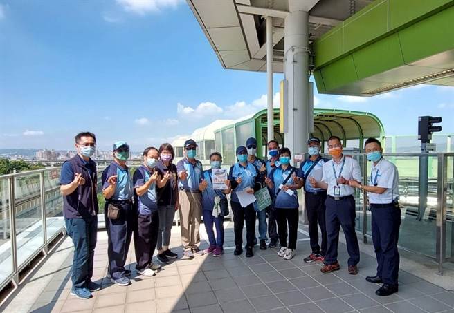 台中市南区树德里参访捷运大庆站时，发现二月台南端适合观景及拍照。（中捷公司提供／张亦惠台中传真）