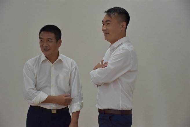 民进党提名苗栗县长参选人徐定祯，7日在头份市竞选总部拍定装照，与同党县议员参选人同框。（谢明俊摄）