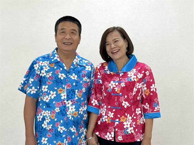 民进党提名苗栗县长参选人徐定祯，7日在头份市竞选总部拍定装照，与妻子杨士仪同框合照。（谢明俊摄）