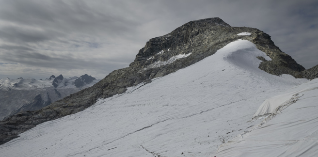 科学家评估南极大陆西侧的史威兹冰川（Thwaites Glacier）若消失或它的支撑冰架销融，将使海平面升高1到3公尺。(图/美联社)
