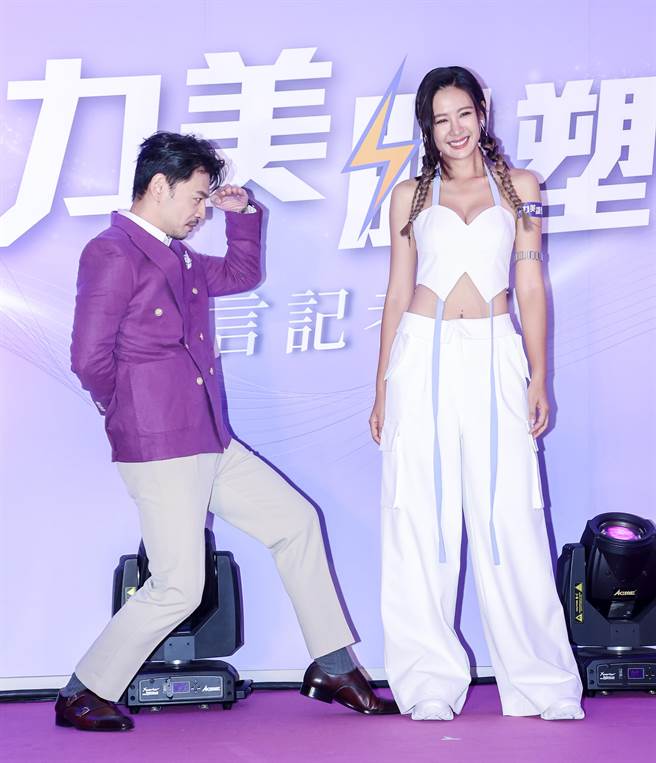 记者会主持人阿Ken（左）欣赏安心亚的马甲线。（罗永铭摄）