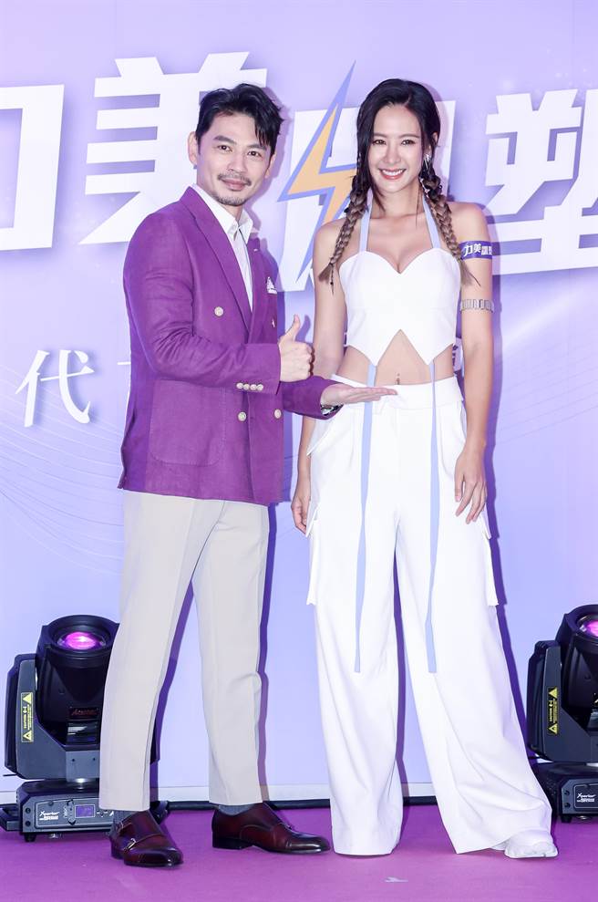主持人阿Ken（左）称讚安心亚身材好，是最佳代言人。（罗永铭摄）