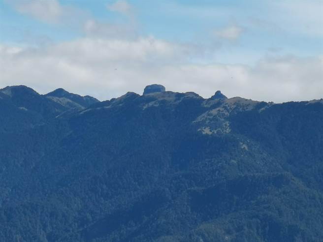 观雾森林游乐区可以远眺圣棱线上大小霸尖山。（谢明俊摄）