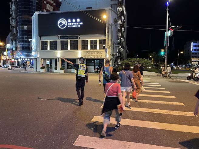 花莲警分局将在中秋连假期间，针对市区易塞车路段和时段，加强交通疏导勤务及取缔违规行驶及违停车辆，缓解市区塞车情况。（花莲警分局提供／罗亦晽花莲传真）
