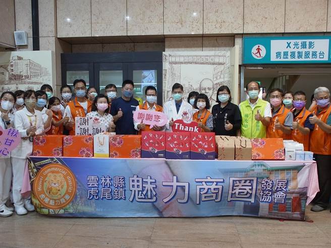 医护人员持续防疫坚守岗位，云林县虎尾魅力商圈中秋送爱若瑟医院。（张朝欣摄）