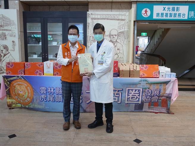 医护人员持续防疫坚守岗位，云林县虎尾魅力商圈中秋送爱若瑟医院。（张朝欣摄）