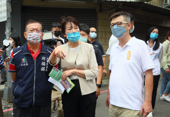 針對立法院民進黨團總召柯建銘爆料，無黨籍台北市長參選人黃珊珊（中）曾有意找民進黨籍新竹市長參選人沈慧虹接任台北市副市長。對此，黃7日出席「北投吉利街海砂屋都更議題座談會」受訪時被問及此事，她先是反問，「這是哪裡來的消息？」隨即不滿批評，選舉不需要再做這種政治操作。（張鎧乙攝）