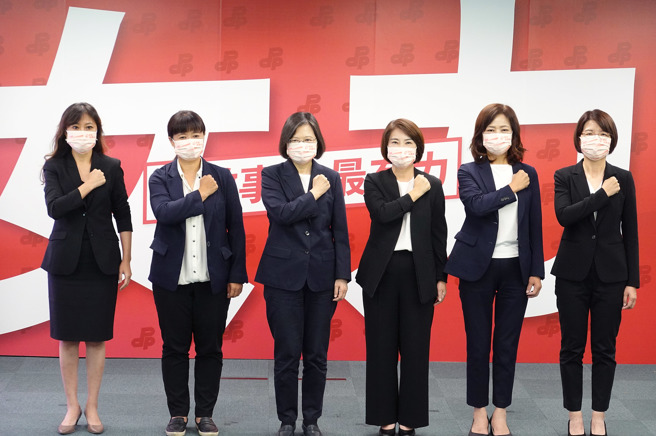 民进党7日举行「女力会做事」形象影片公布记者会，民进党花莲县长参选人Kolas Yotaka（左起）、南投县长参选人蔡培慧、蔡英文总统、屏东县长参选人周春米、新竹市长参选人沈慧虹、彰化县长参选人黄秀芳出席，展现争取地方执政的决心。（姚志平摄）