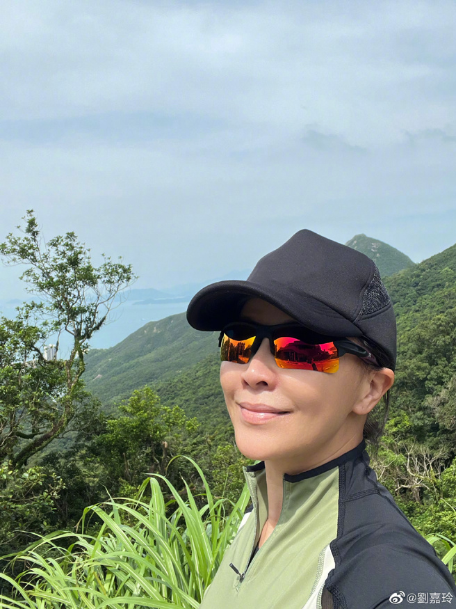 刘嘉玲曾说，爬山有助美容保养。(图/刘嘉玲 微博)