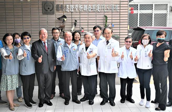 苗栗市弘大医院荣获「骨折联合照护医院」的国际认证铜奖殊荣，今天适逢院方25周年庆，邀请县长徐耀昌等人举行「骨折联合照护医院」揭牌仪式，。（李京升摄）