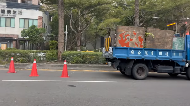 网友在路上目击2辆工程车后方用绳子「拖着」交通锥，认为这样方式很偷懒，但其他网友确认为「很有创意啊，施工完马上解除障碍，不影响交通」。（翻摄自脸书「爆料公社」）