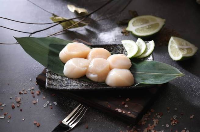 莱尔富分析民眾烤肉最爱海鲜为鲜虾与干贝，推出高品质的「佐佐鲜日本生食干贝」。（莱尔富提供）