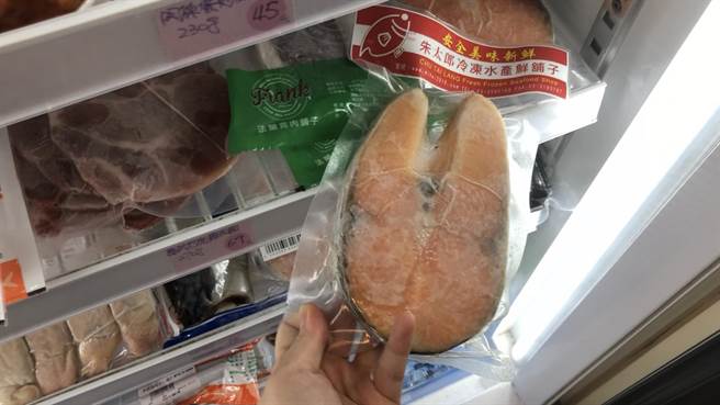 OKmart瞄准自煮风潮增设「生鲜冷冻专区」，包含厚切鲑鱼切片也能就近买到。（OKmart提供）