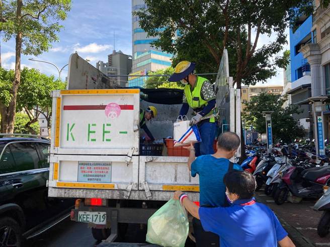 桃园市环保局表示，中秋节3天连假，只有周日（11日）停收，周五（9日）、周六（10日）仍维持正常清运。（桃园市政府环保局提供／陈梦茹桃园传真）