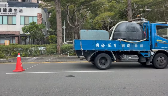 网友在路上目击2辆工程车后方用绳子「拖着」交通锥，认为这样方式很偷懒，但其他网友确认为「很有创意啊，施工完马上解除障碍，不影响交通」。（翻摄自脸书「爆料公社」）