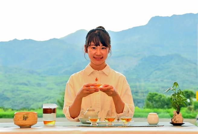自创「女儿不懂茶」品牌的林廷瑀， 薪传父亲茶工厂，打造成有质感的茶空间，邀请大家来玩茶、品茶。（庄哲权摄） 