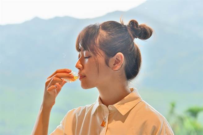 自创「女儿不懂茶」品牌的林廷瑀， 薪传父亲茶工厂，打造成有质感的茶空间，邀请大家来玩茶、品茶。（庄哲权摄） 
